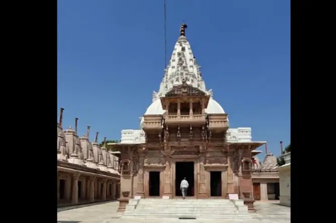 Shri 1008 Parshwnath Digambar Jain Atishaya Kshetra, Maksi